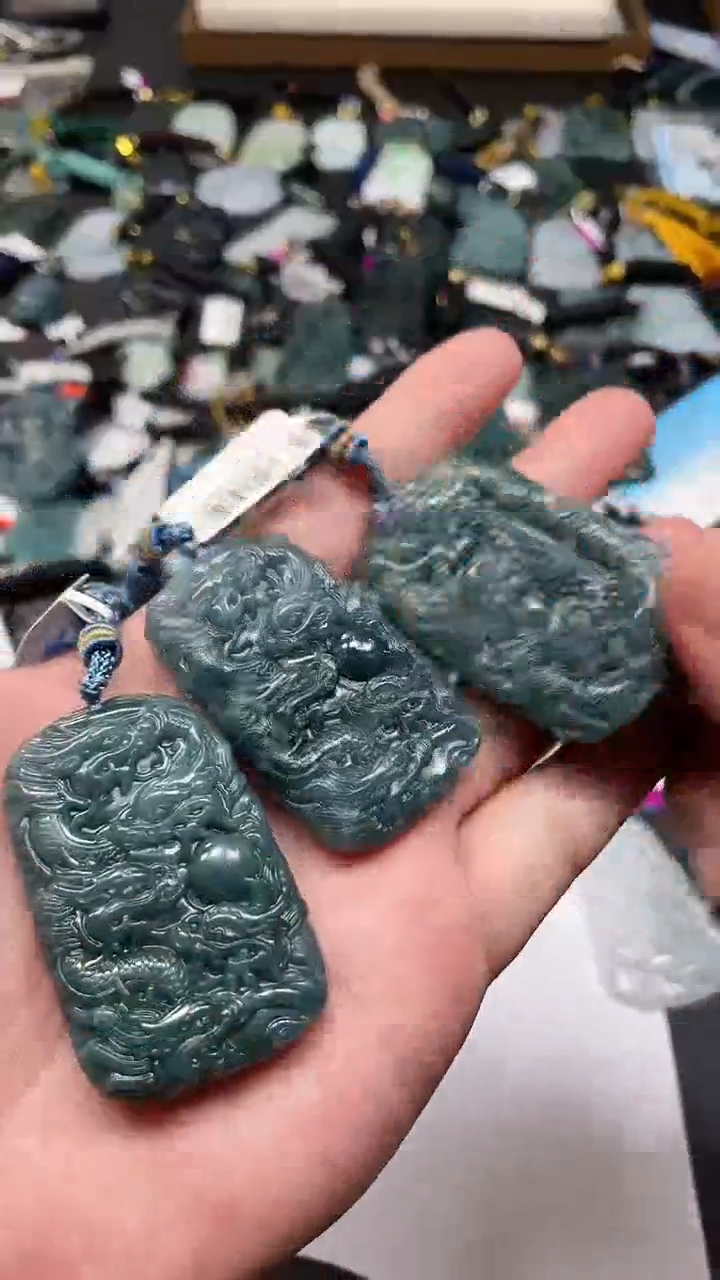 翡翠未镶嵌颈饰 多样性发其一