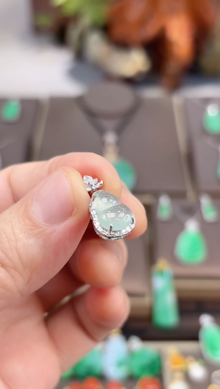 【闪购商品】翡翠吊坠(赠链)18K金镶嵌葫芦吊坠