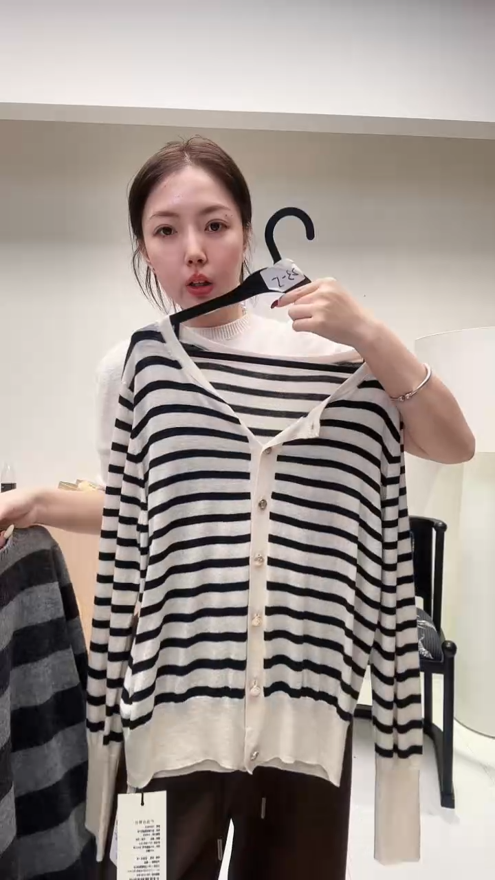 杏色黑纹羊毛开衫