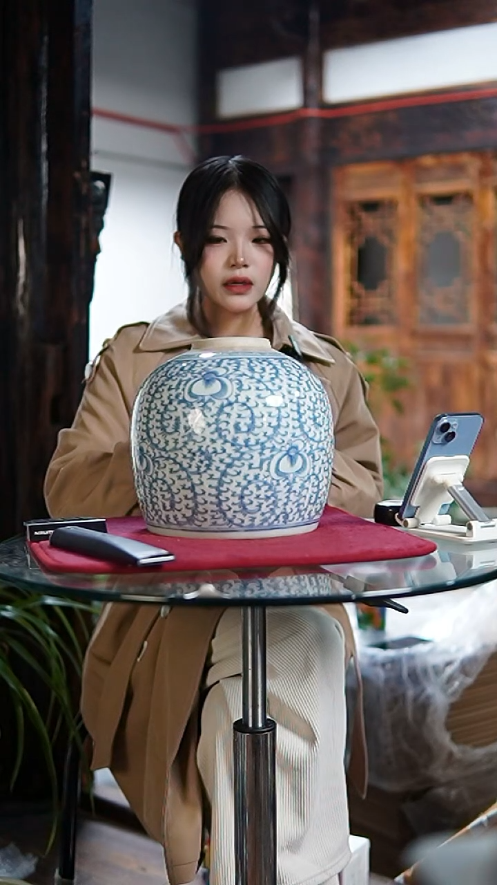 收*青花纯缠枝莲大罐