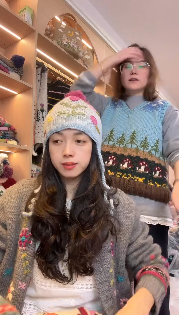 棉美利奴浅蓝色刺绣护耳帽