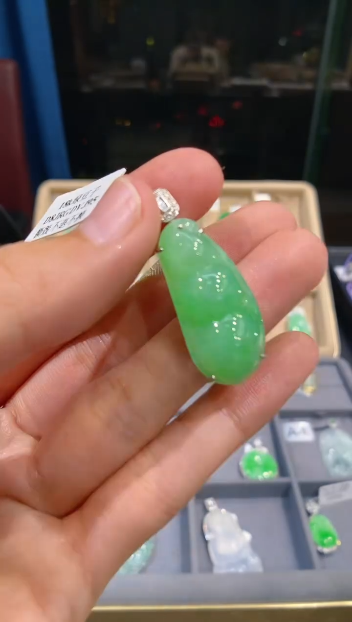 【闪购商品】翡翠吊坠(不含链)18K金镶嵌豆子