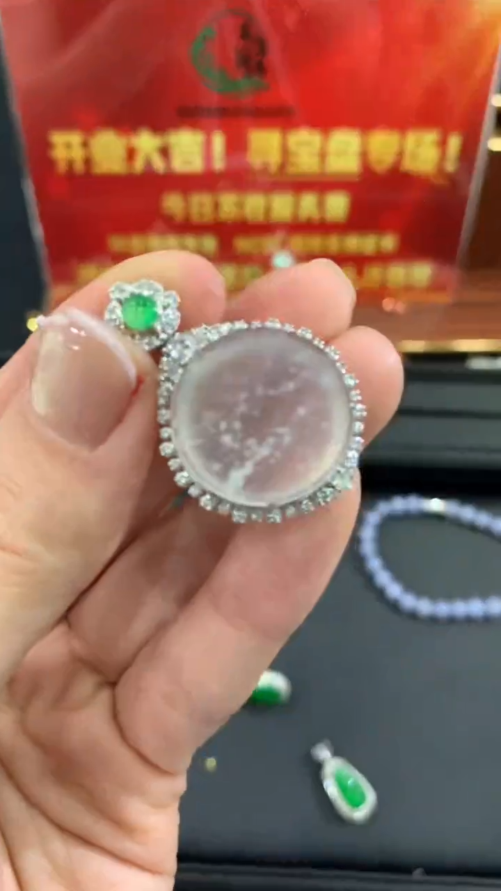 吊坠(不含链)18K金镶嵌翡翠开业不退换