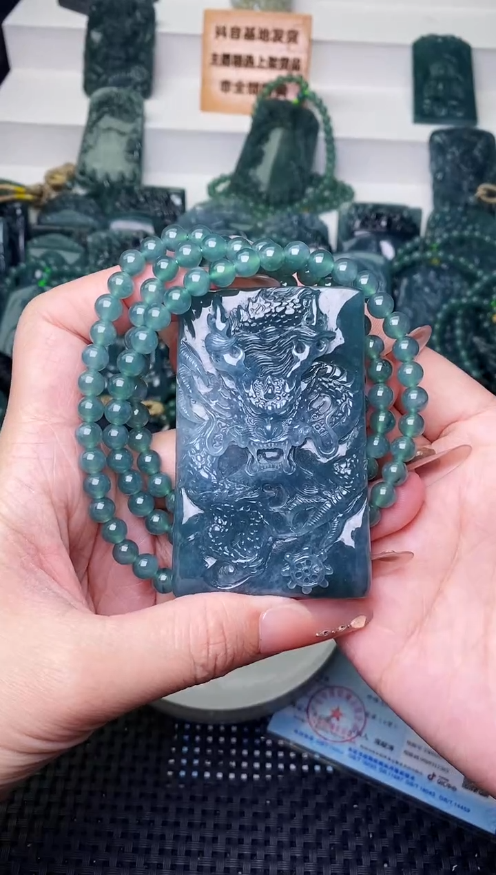 颈饰未镶嵌翡翠 