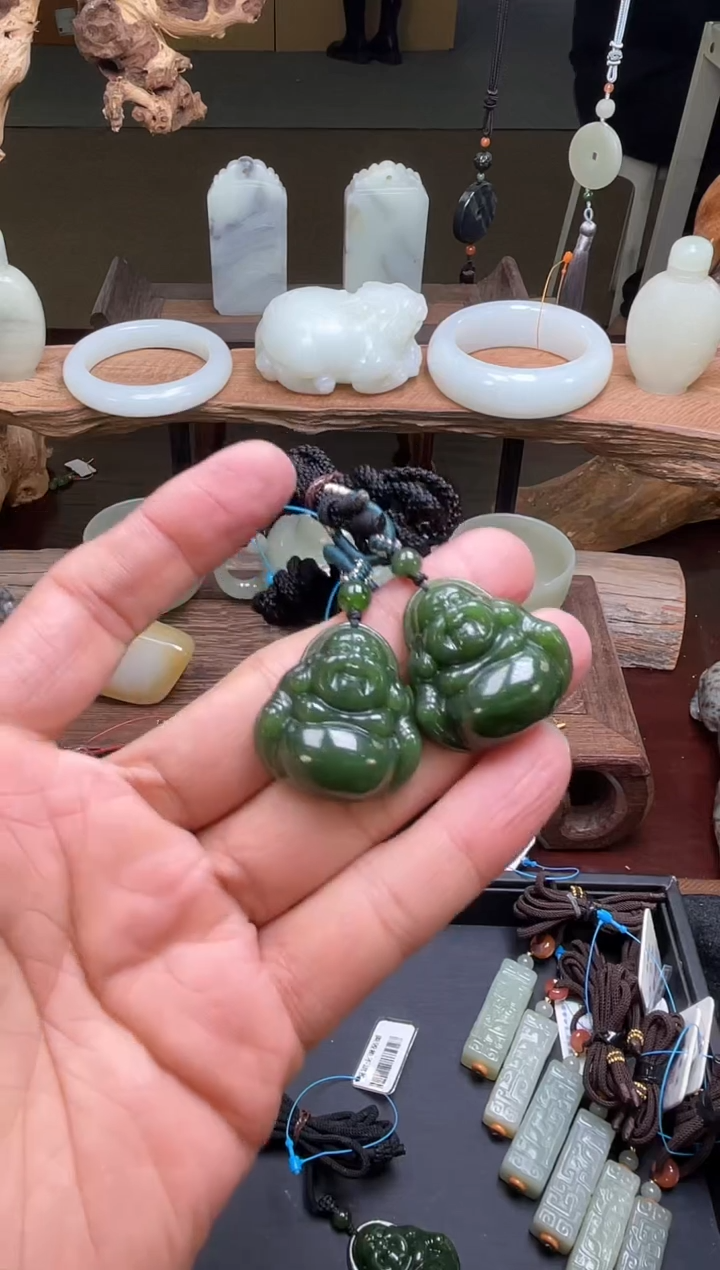 【闪购商品】和田玉吊坠未镶嵌俄料菠菜绿佛公 多样性发一