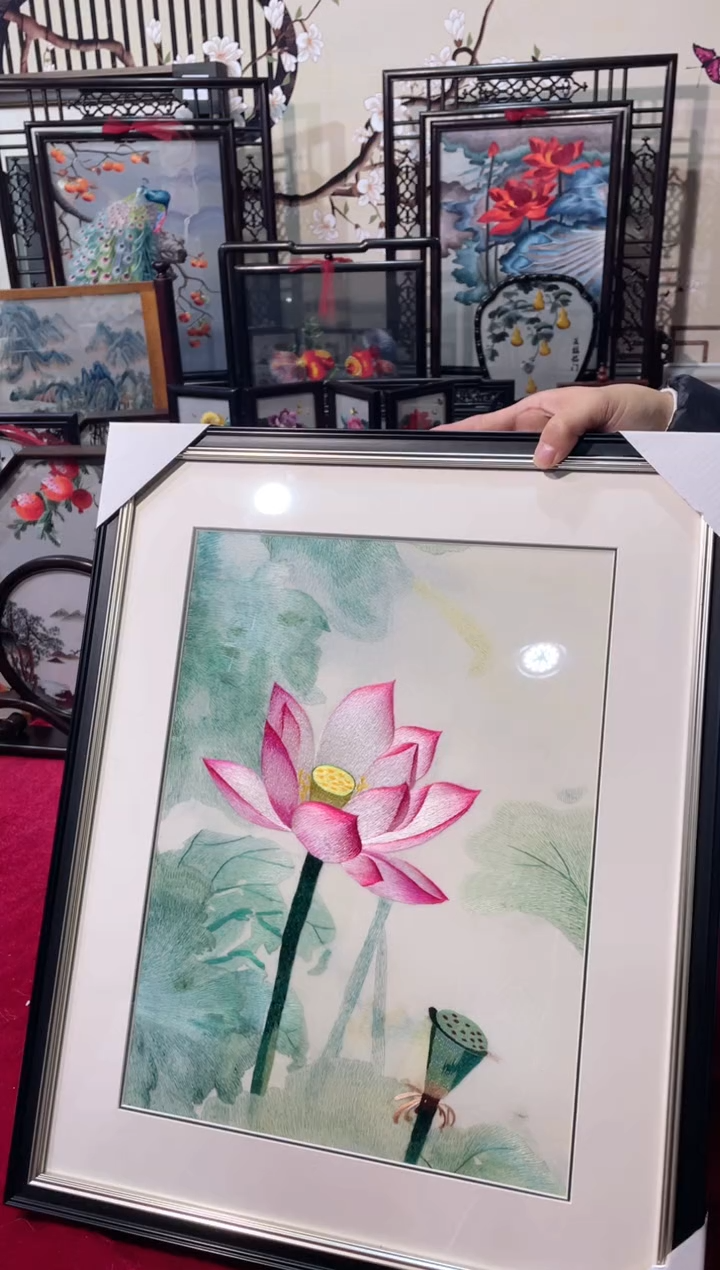 织绣苏绣精品挂画，木框装裱成品，挂画11