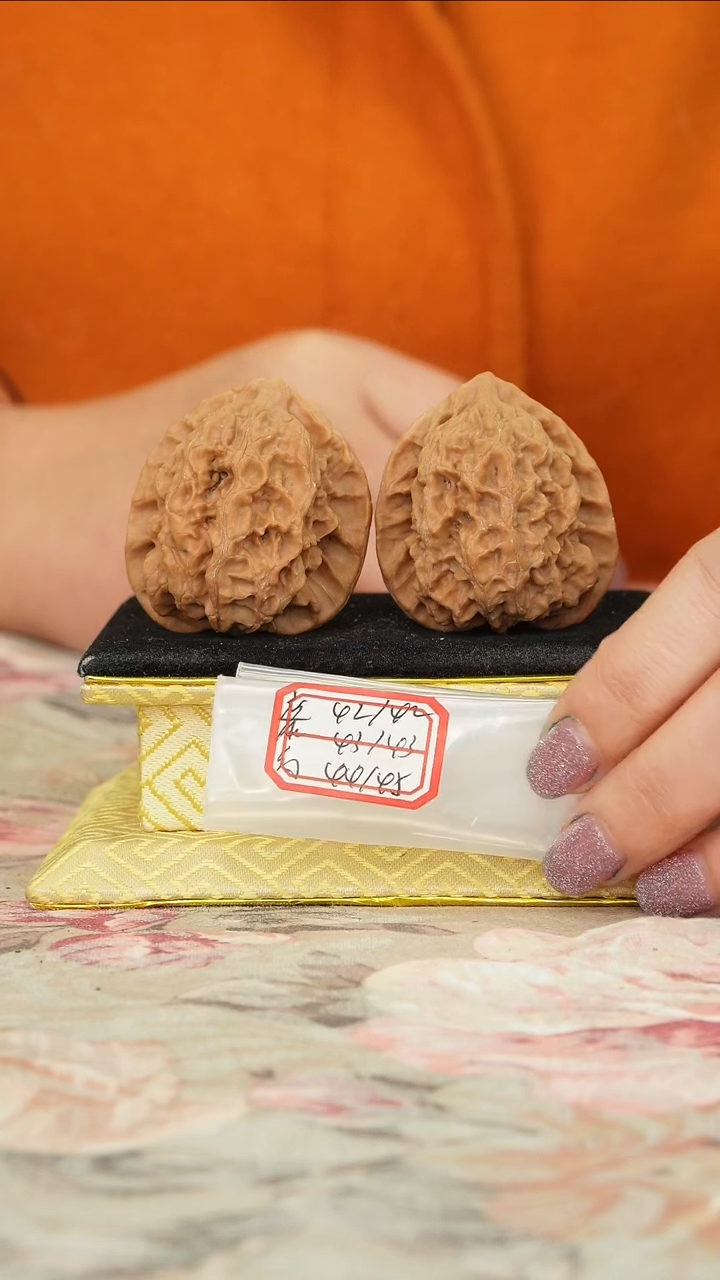 【闪购商品】文玩核桃把件梨木台