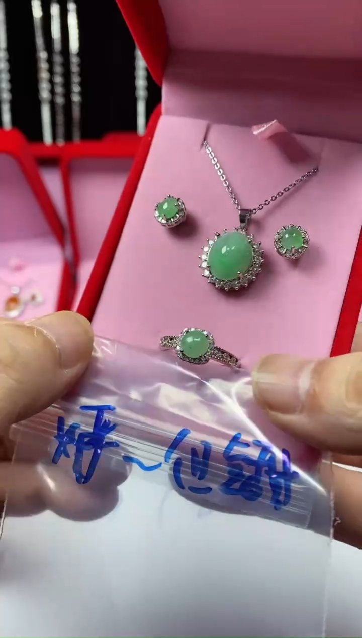 未镶嵌戒指翡翠姓****?翡翠吊坠