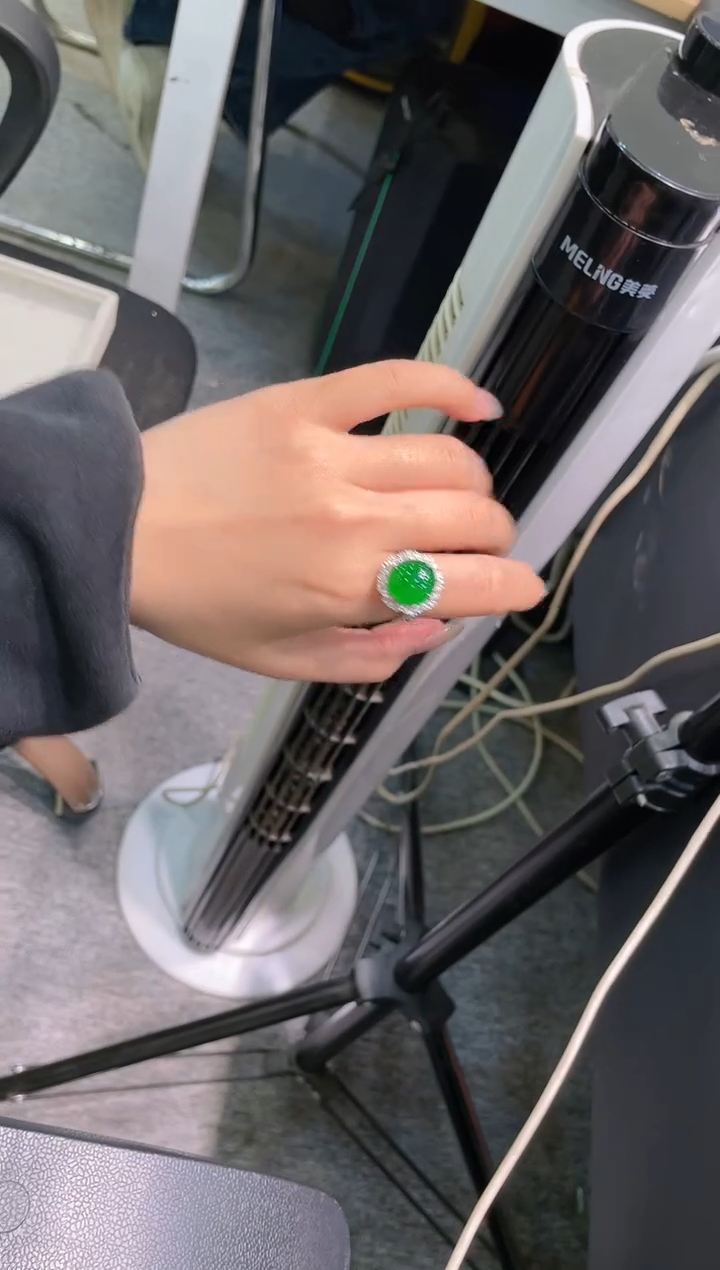 【闪购商品】翡翠吊坠(不含链)18K金镶嵌A54