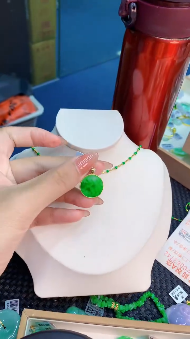 翡翠18K金镶嵌颈饰          1