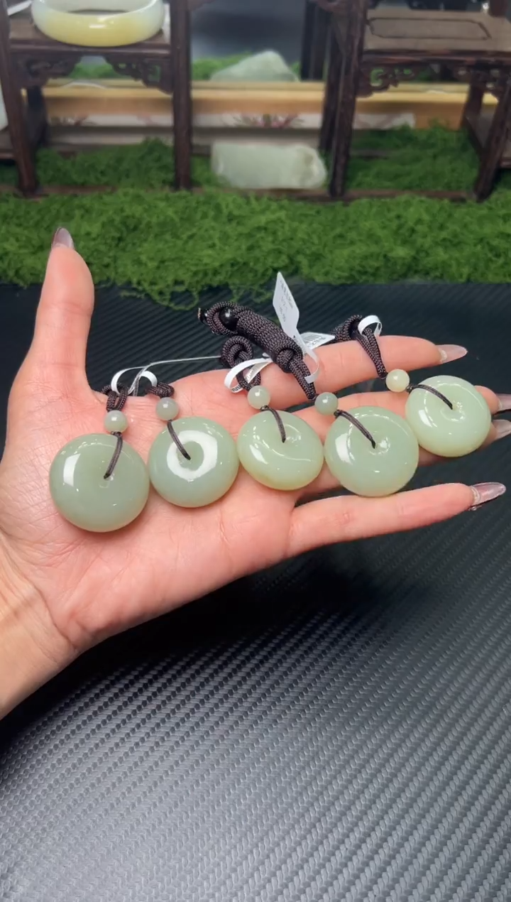 吊坠(赠链)未镶嵌和田玉且末微色差迪克兰二细多样性发货拍一发一