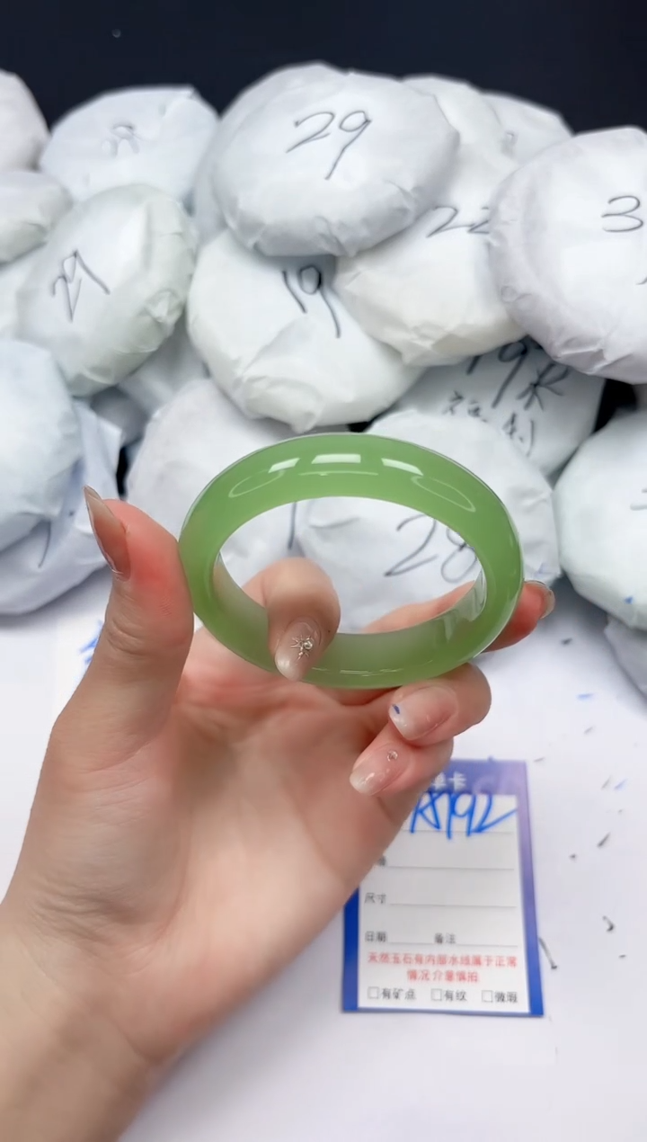 未镶嵌手镯石英质玉A192/5455