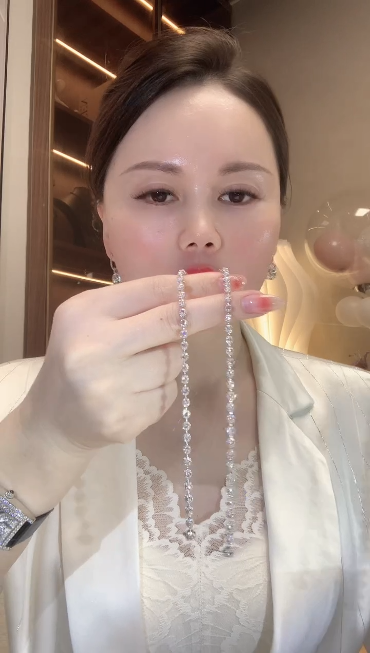 【闪购商品】钻石手链18K金镶嵌C10 多样性发货一件