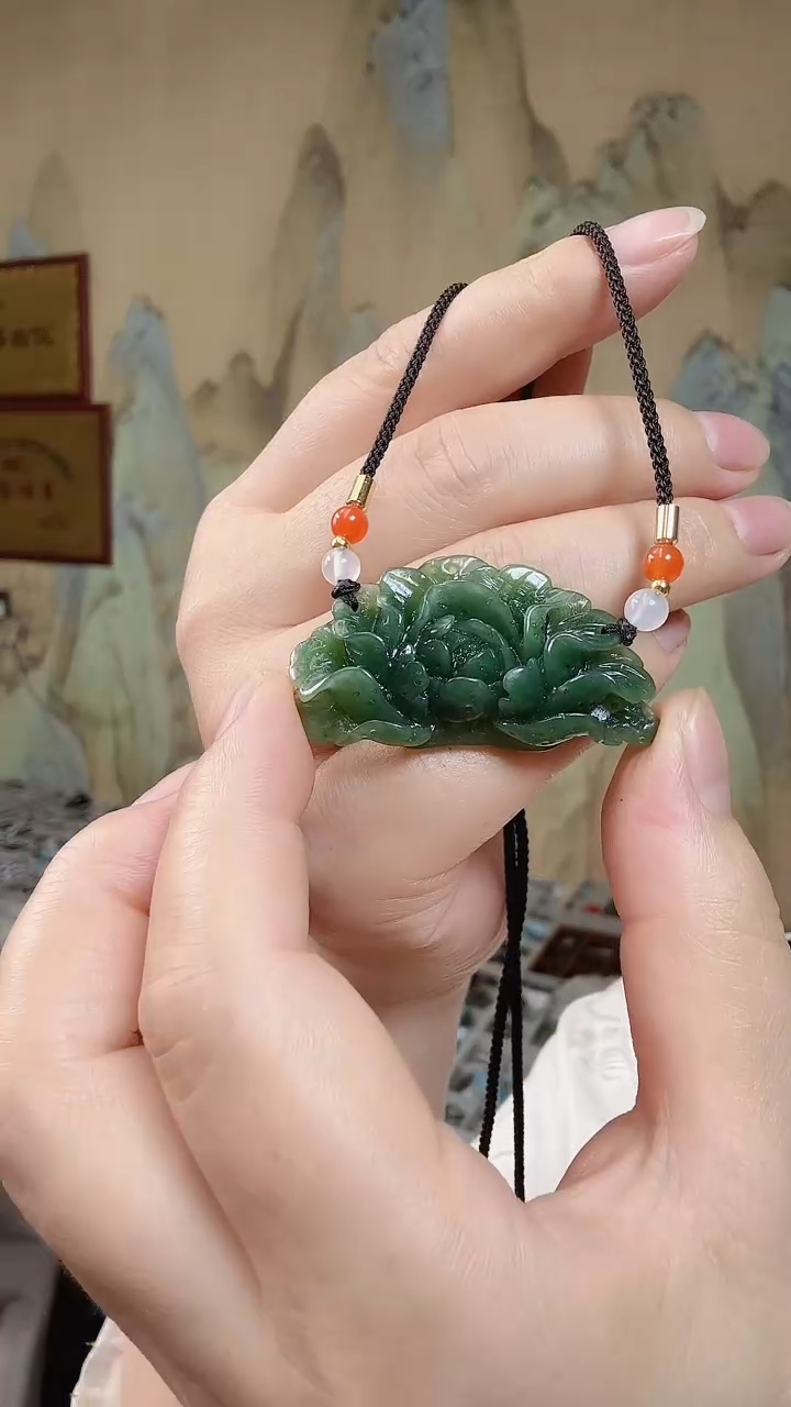 和田玉未镶嵌颈饰.