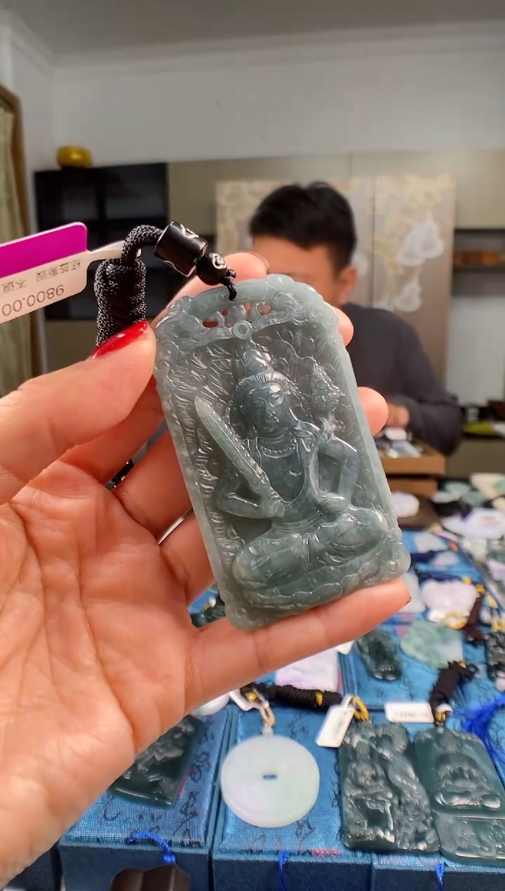 颈饰未镶嵌翡翠 多样性发其一