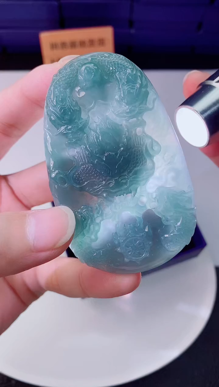 翡翠未镶嵌颈饰   `