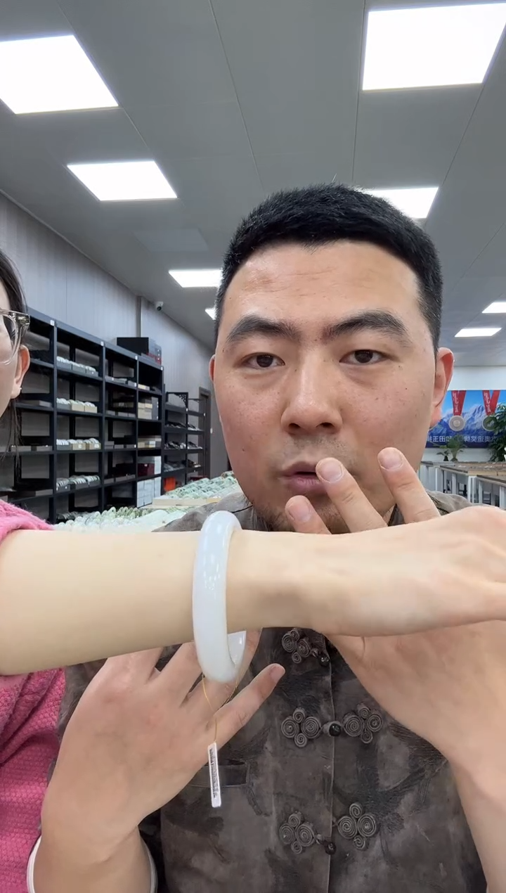 【闪购商品】和田玉手镯未镶嵌58  226