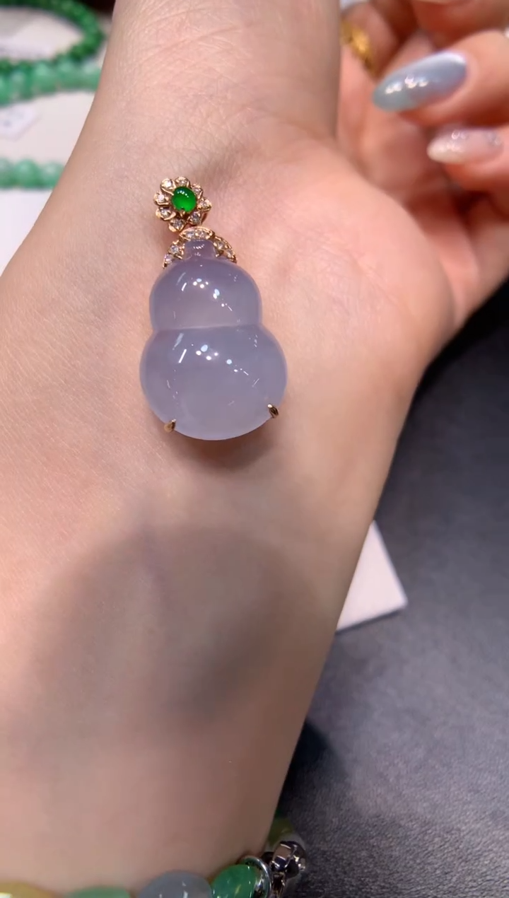 颈饰18K金镶嵌翡翠葫芦