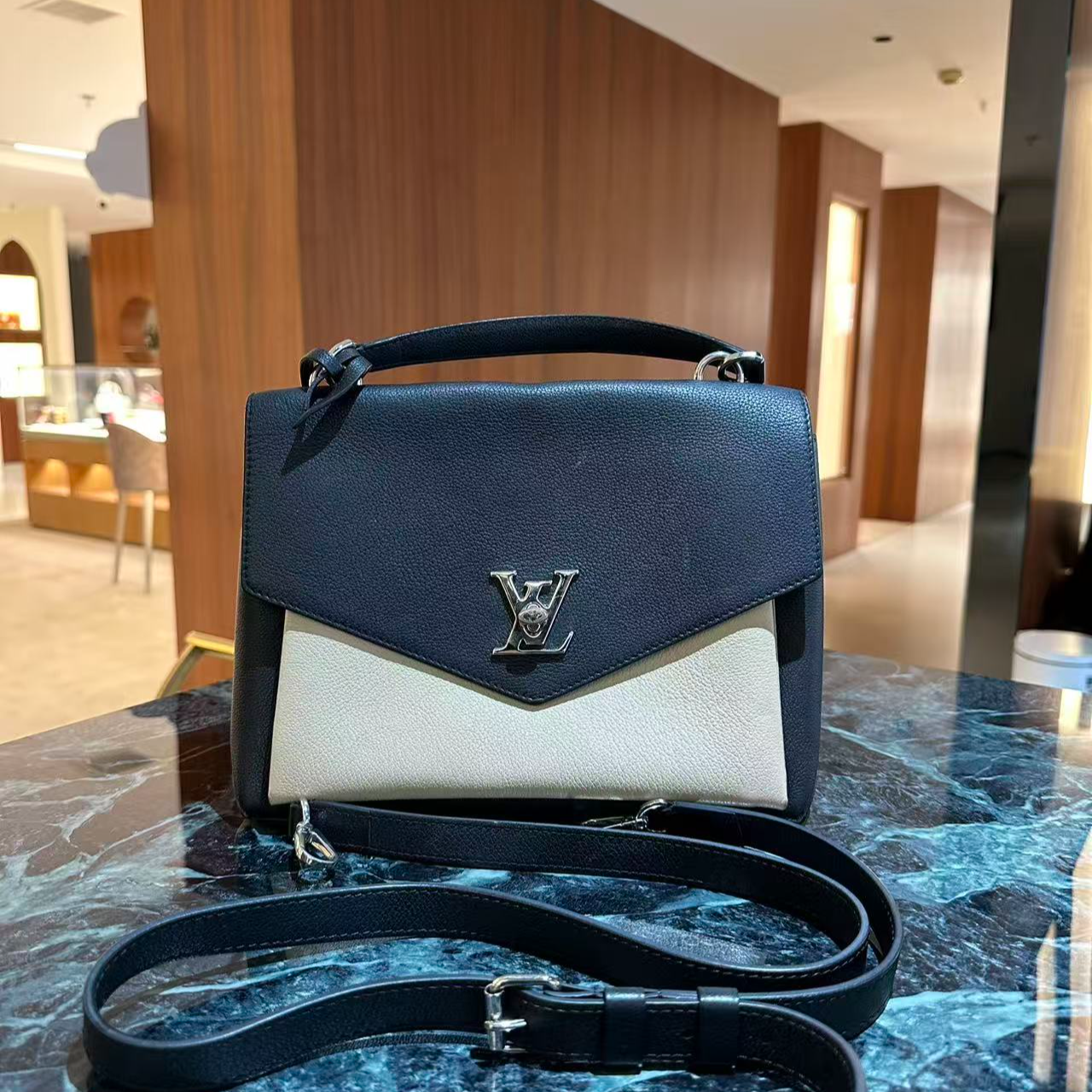 95新 LouisVuitton/路易威登 LV中号黑白配色lock me 邮差包