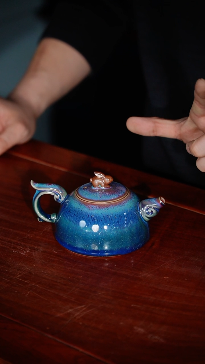 【闪购商品】108-1兔飞猛进壶（翟群帝王蓝釉）