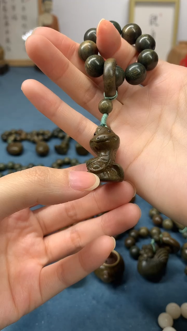 【闪购商品】维腊木（绿檀）把件 招财蛇 盘玩件