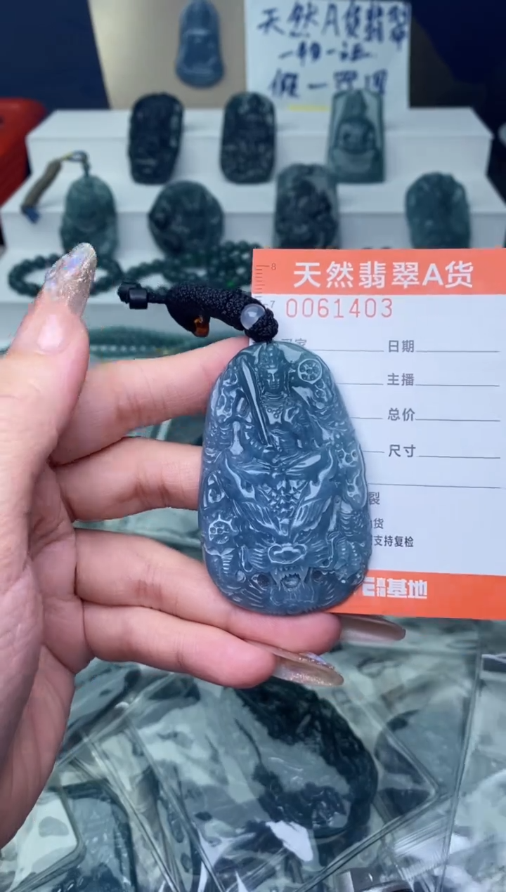 翡翠未镶嵌颈饰···········