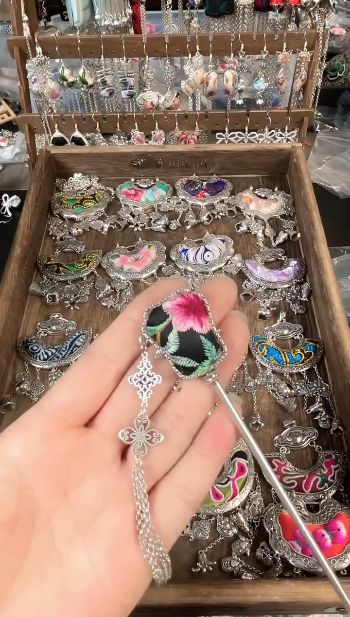 彩云南阁非遗老绣饰品656