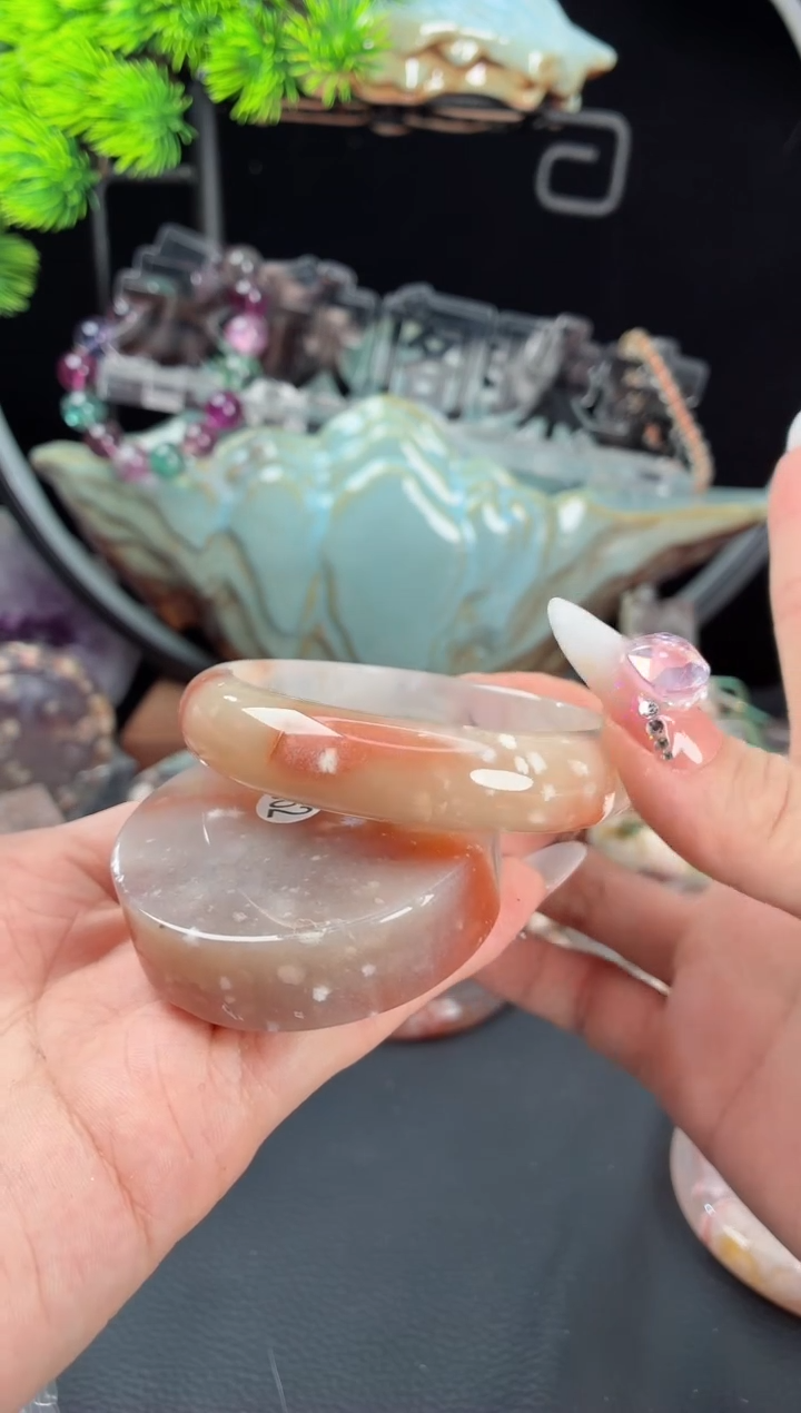 石英质玉手镯（圆镯）未镶嵌56