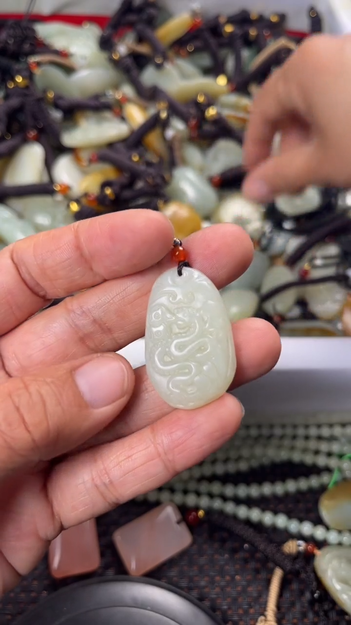 【闪购商品】和田玉颈饰未镶嵌多样性发货没有证书拍一发一有瑕