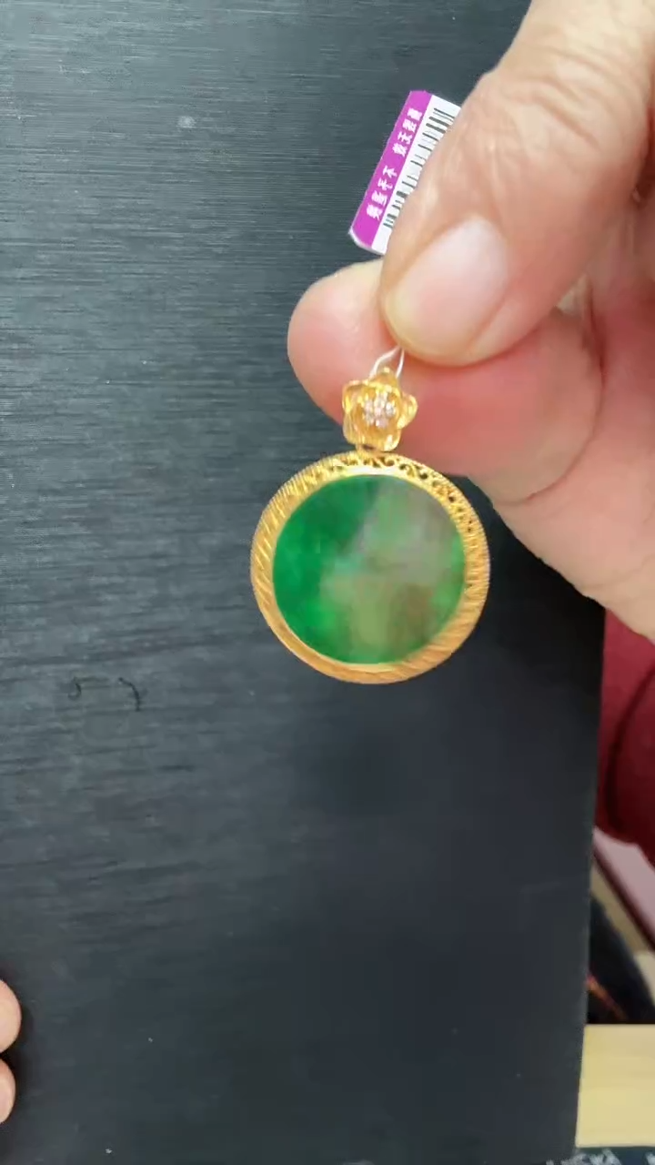 颈饰18K金镶嵌翡翠吊坠