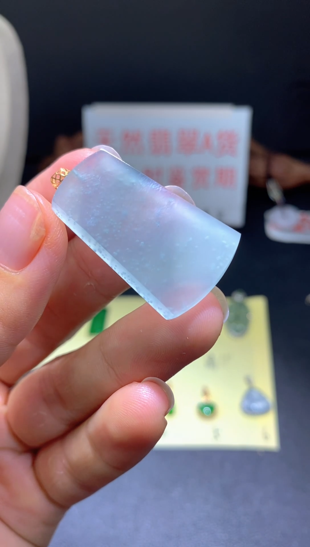 翡翠18K金镶嵌颈饰翡翠吊坠