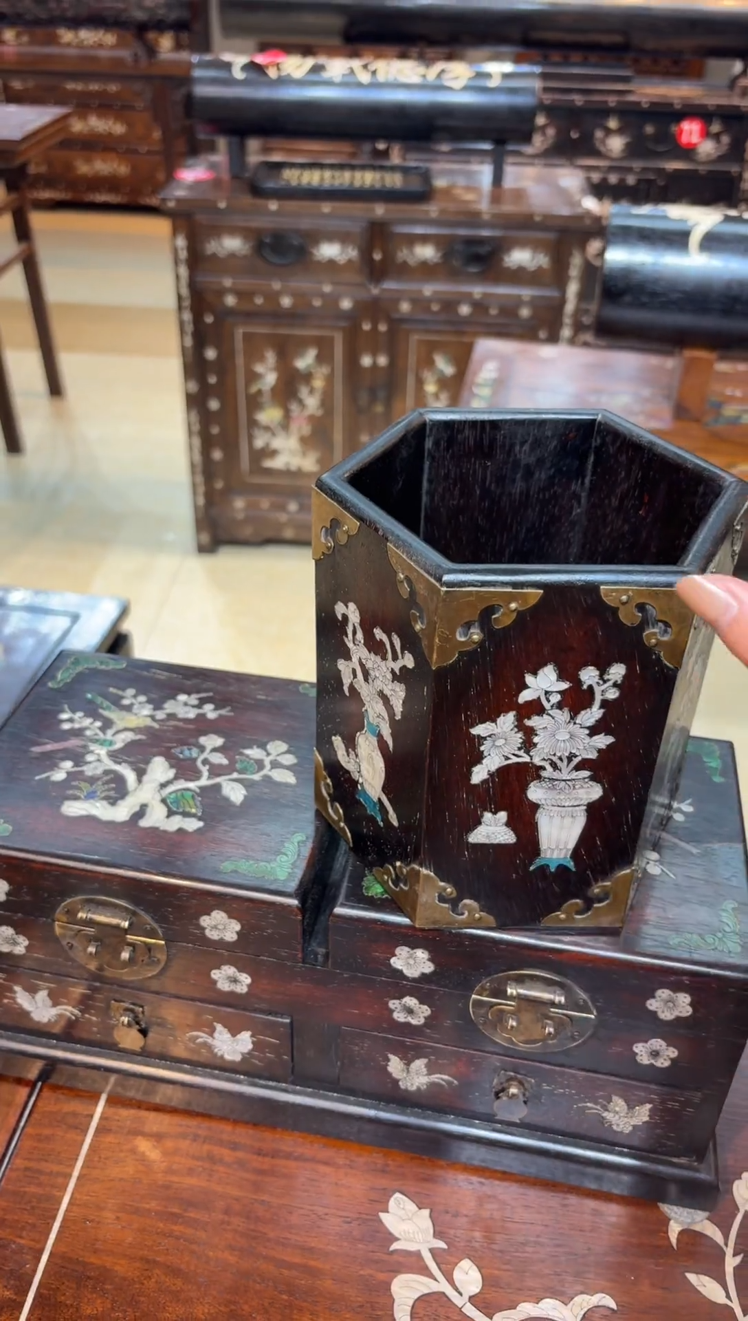 木紫檀螺钿工艺笔筒