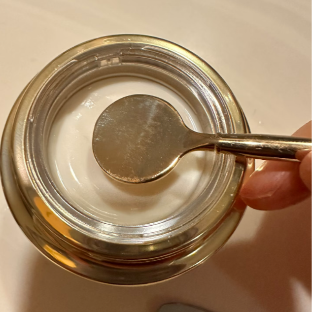 眼部金颜亮彩的眼霜