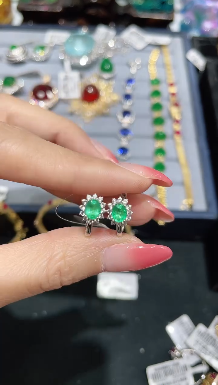 18K金镶嵌耳饰祖母绿···