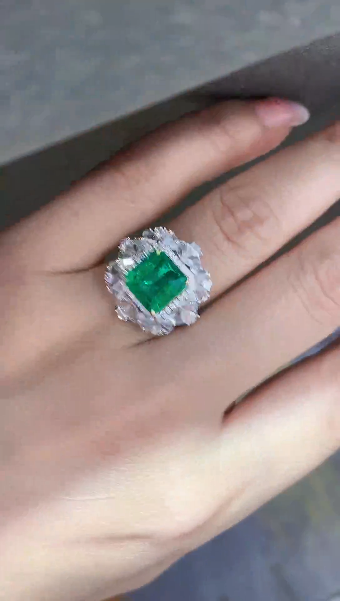 【闪购商品】祖母绿戒指18K金镶嵌1