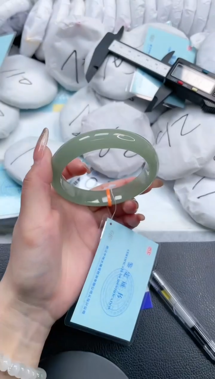 【闪购商品】石英质玉手镯未镶嵌8S86-62