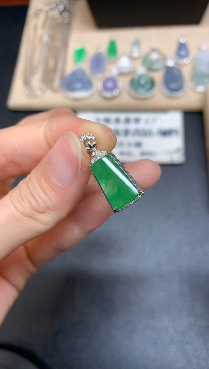 【闪购商品】翡翠颈饰18K金镶嵌无事牌【无服务费