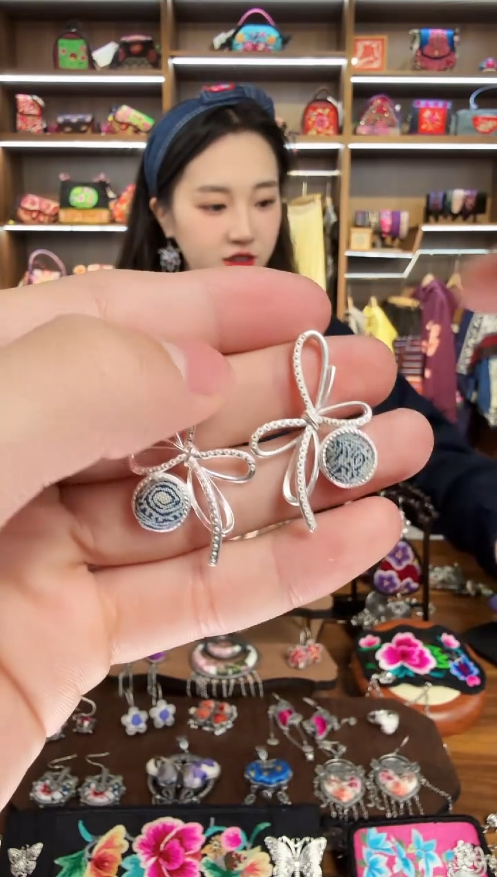 【闪购商品】织绣39蒙阿苏苗绣传承
