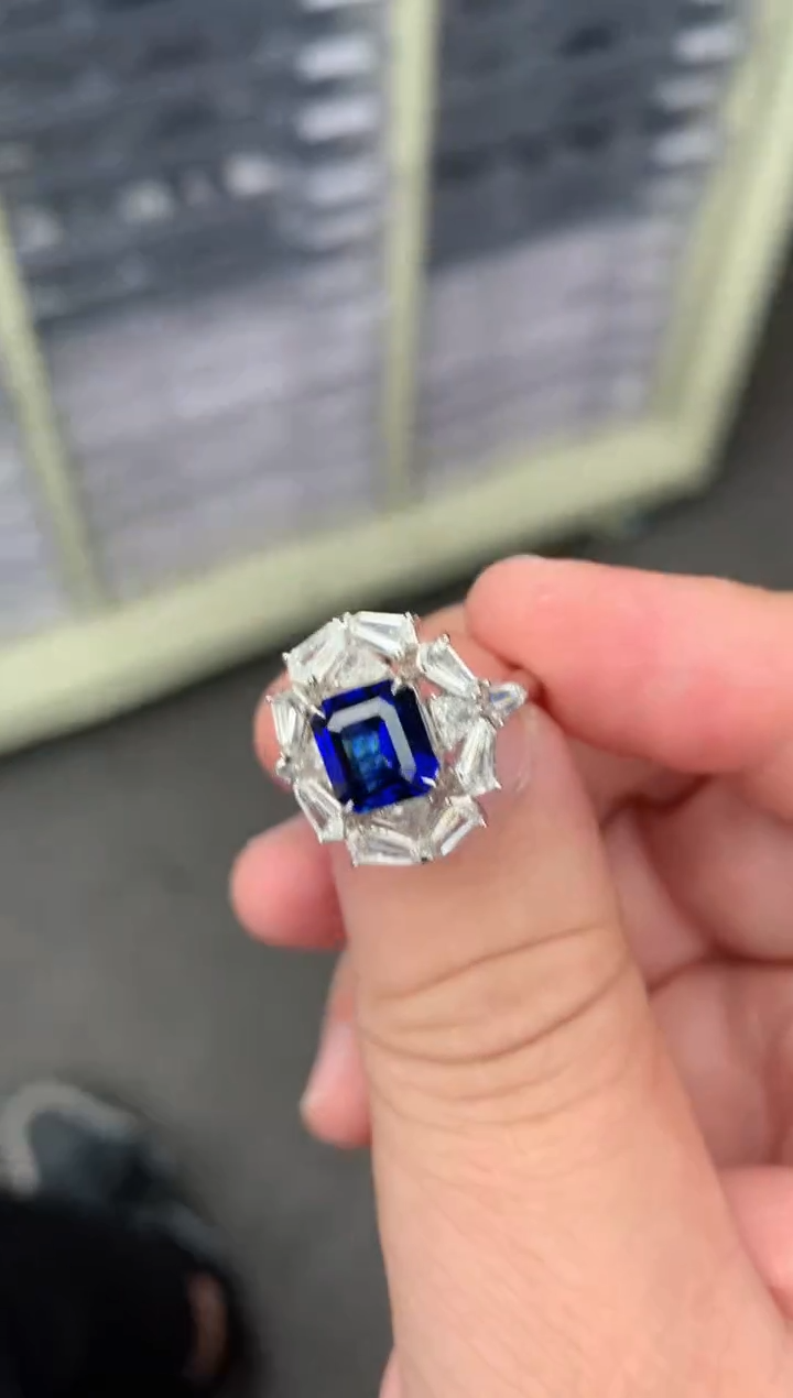 【闪购商品】蓝宝石戒指18K金镶嵌3ct皇家蓝戒指