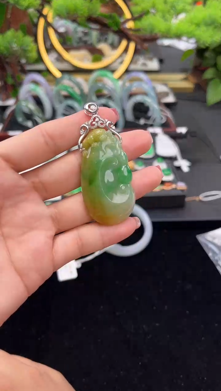 颈饰18K金镶嵌翡翠吊坠