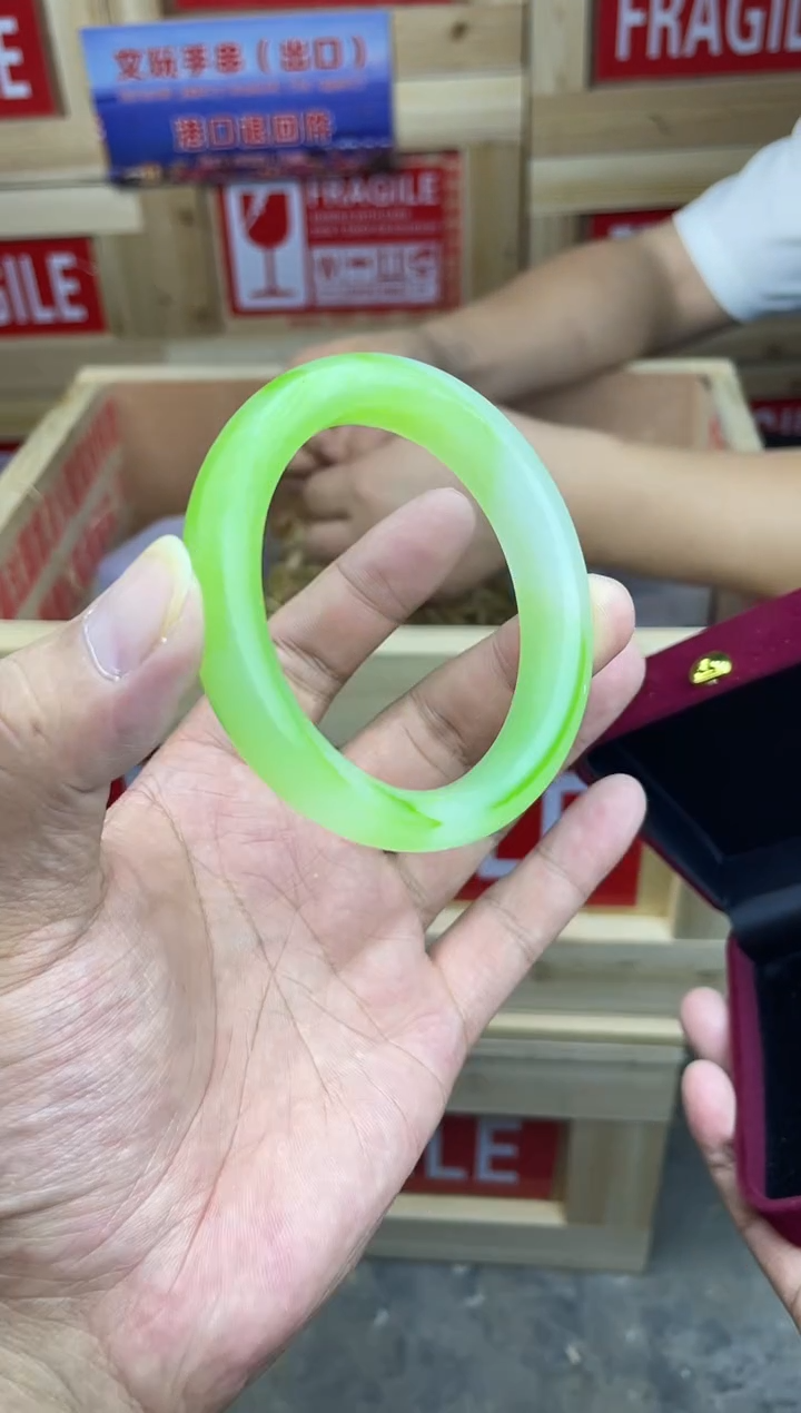 高端 精品手镯（带礼盒证书）