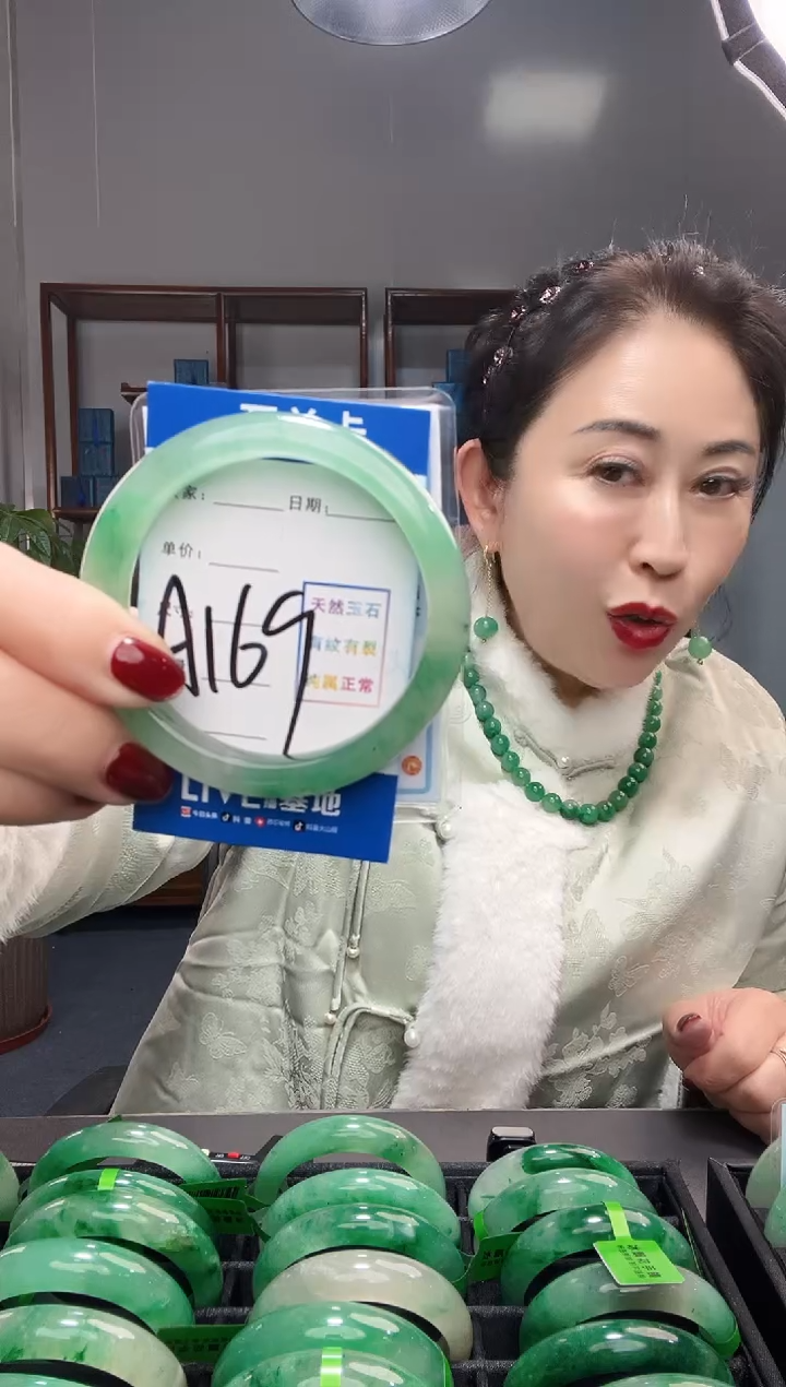 【闪购商品】石英质玉手镯未镶嵌非洲翠