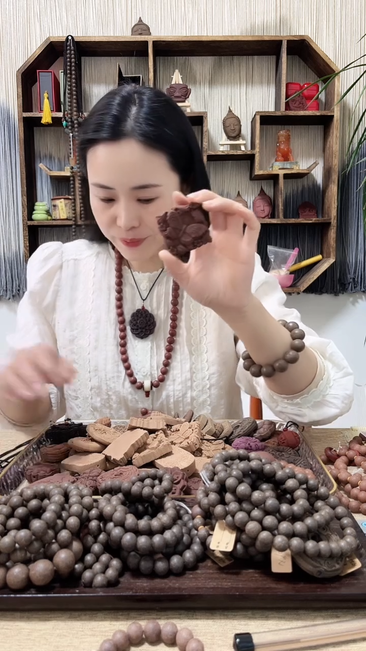 【闪购商品】泥塑红麝香方大蝴蝶牌
