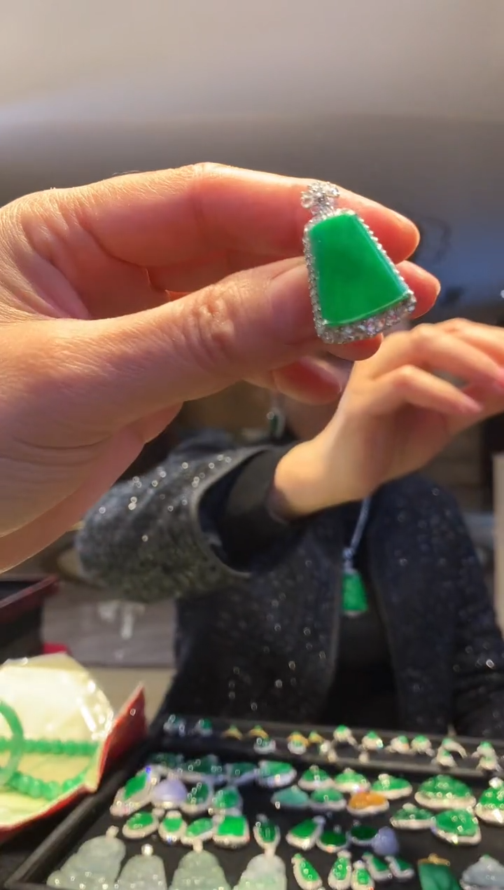 【闪购商品】翡翠吊坠(不含链)18K金镶嵌无事牌 