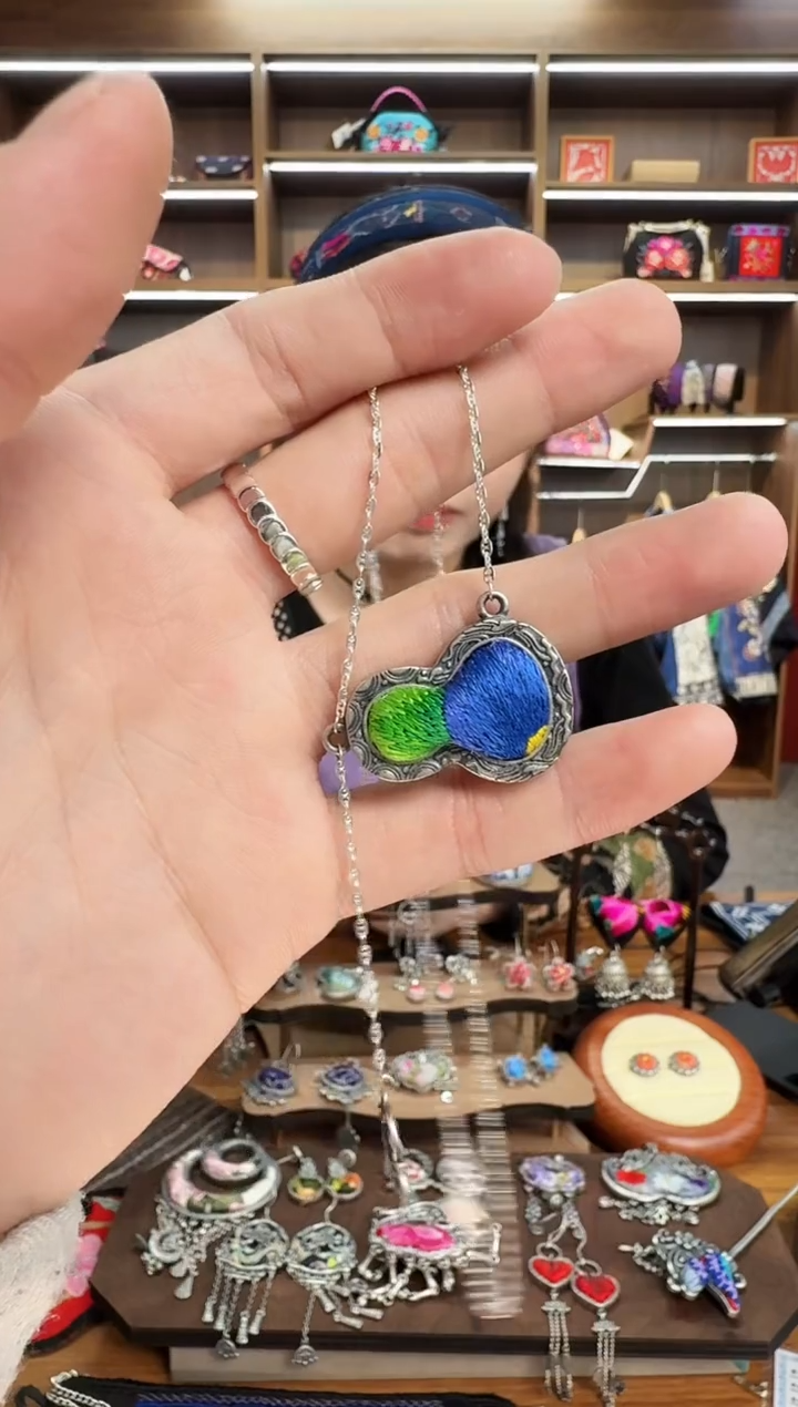 【闪购商品】织绣121蒙阿苏苗绣传承