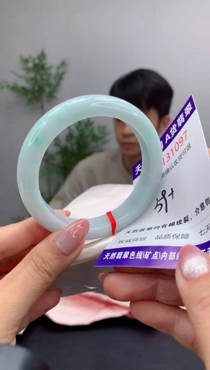 未镶嵌手镯翡翠有纹，完美者勿拍