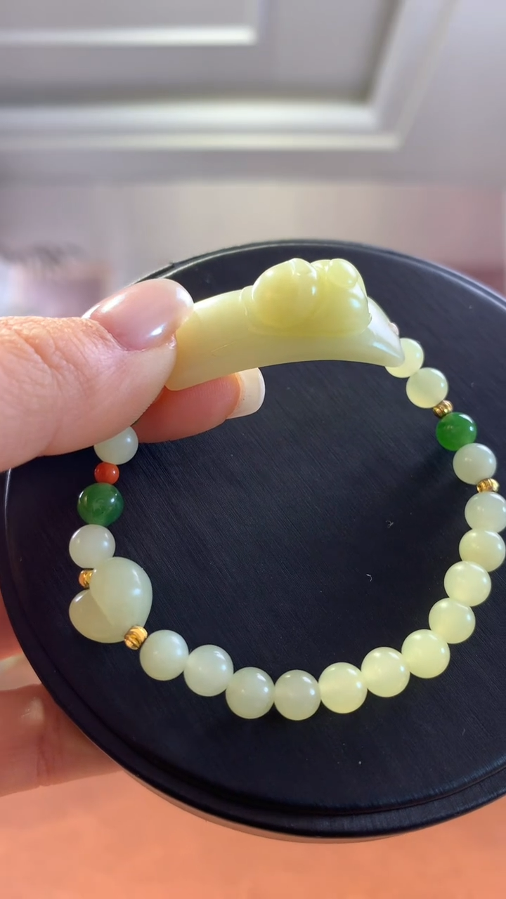 未镶嵌和田玉挂件黄口猫咪手牌