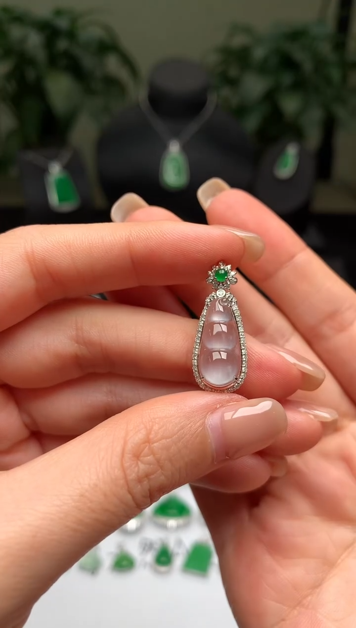 颈饰18K金镶嵌翡翠福豆