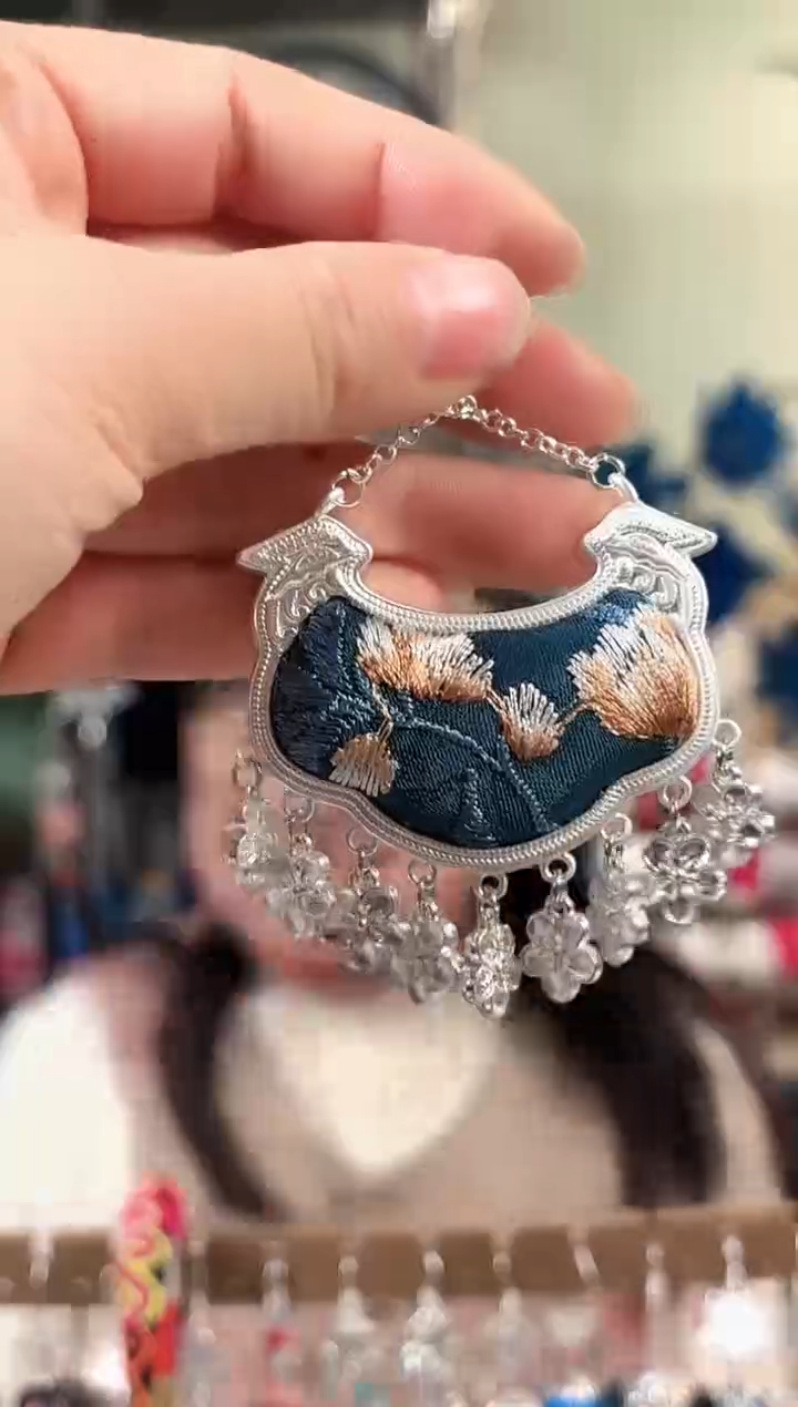 彩云南阁非遗老绣饰品123
