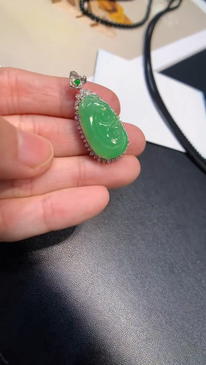 颈饰18K金镶嵌翡翠如意